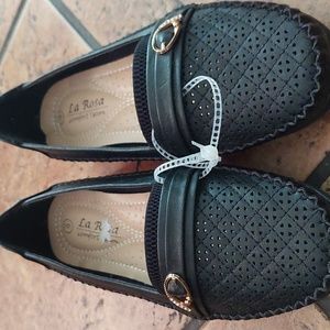 Size 6 Women's Black Slippers